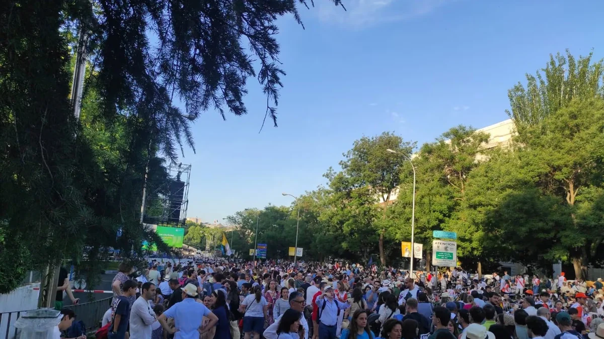 Miles de fieles esperan ya al Papa en Cibeles tras ocupar sus puestos a la carrera