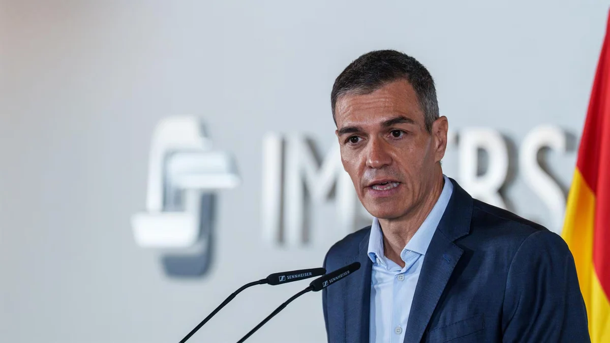 Sánchez informa del despliegue de efectivos de la UME y el MITECO para colaborar en los incendios y pide precaución