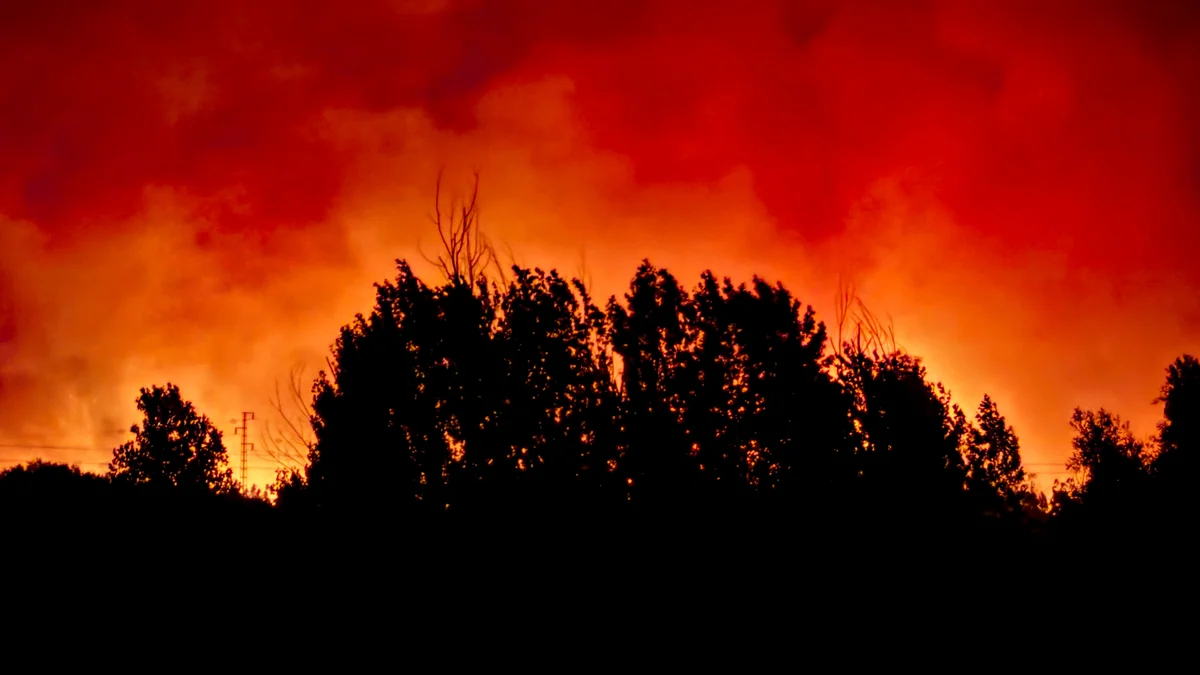 La UME se incorpora al incendio que mantiene a 100 personas desalojadas en Castillejos (Huelva)