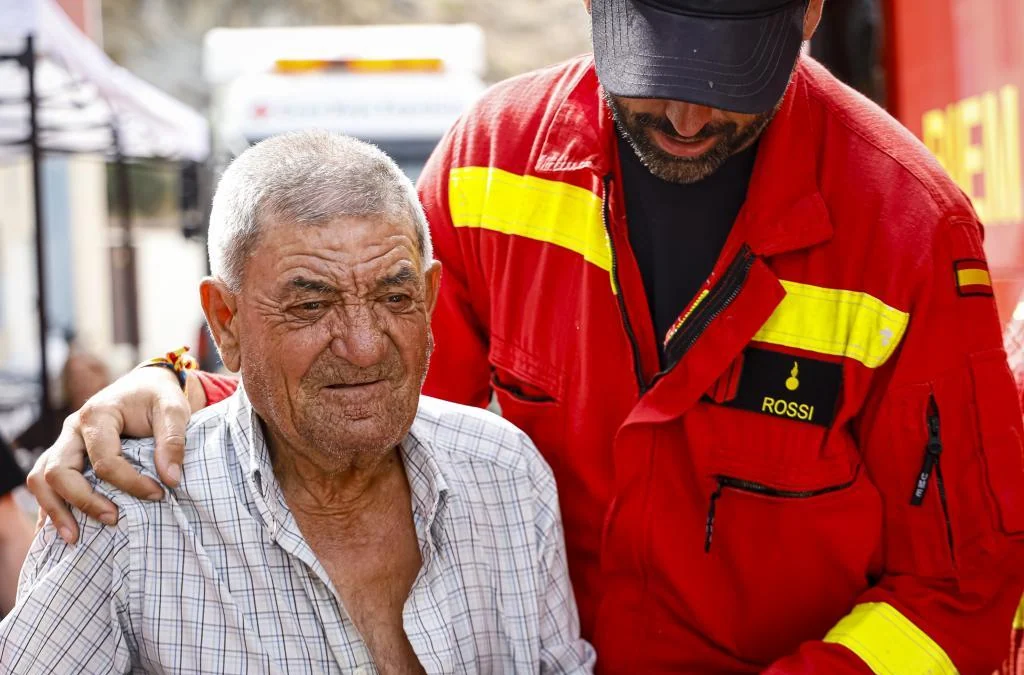 Cientos de vecinos salvaron la vida por minutos en una evacuación dramática: "Todo fue muy rápido. Desde el coche miramos hacia abajo y en media hora todo estaba ardiendo"