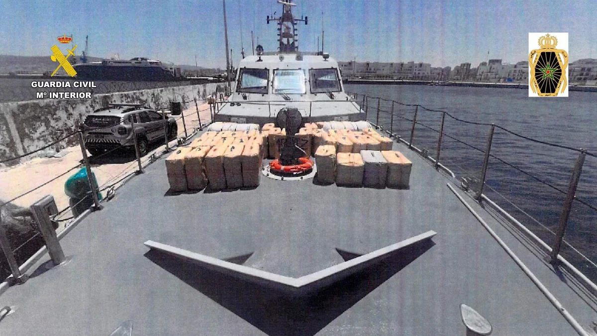La Guardia Civil y Marruecos intervienen un alijo de casi 4.800 kilos de hachís en el Estrecho