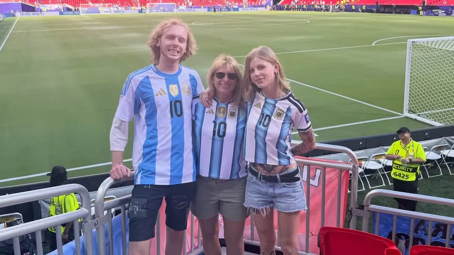 La euforia de los hijos de una leyenda del rock tras ver en vivo el triunfo de Argentina ante Suiza: “¡Increíble!”