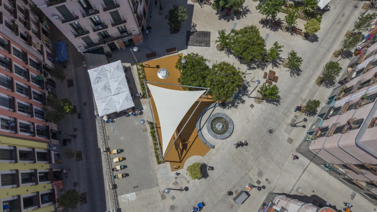 Almeida estrena su fórmula contra los sofocos extremos de la plaza de los 60 grados centígrados: nebulizadores, árboles, un toldo...