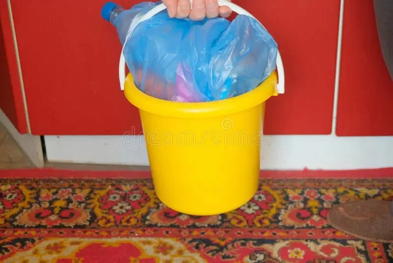 Cómo evitar que el mal olor del cubo de basura se extienda por la cocina en verano