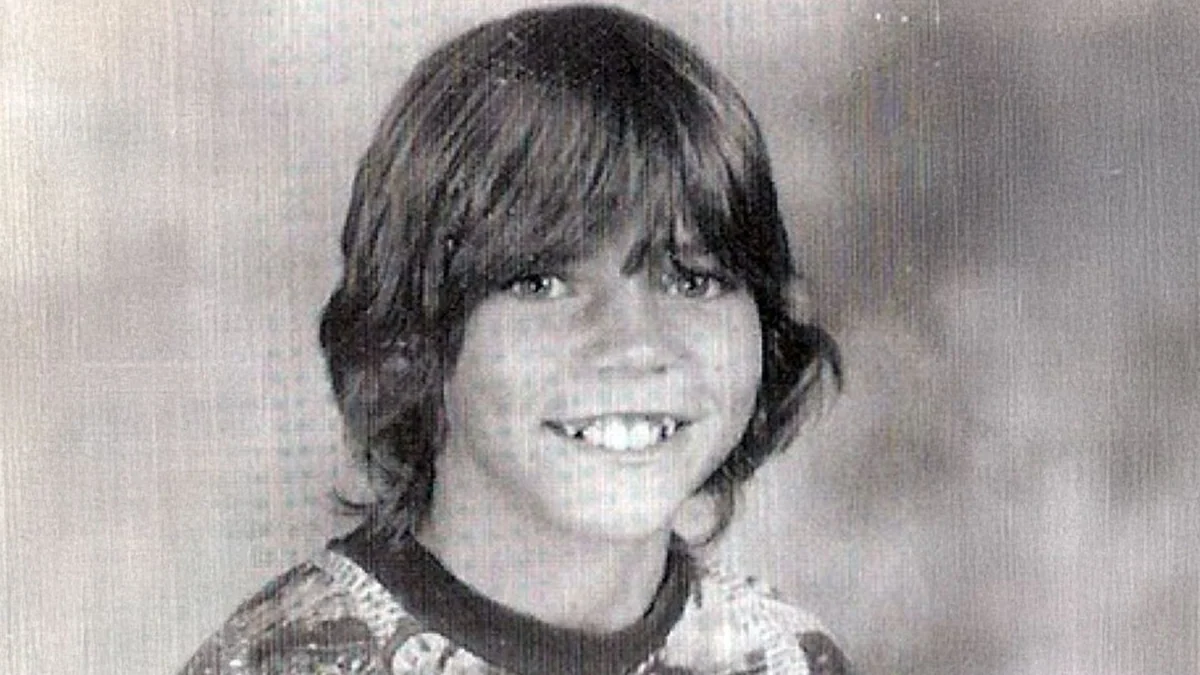La foto acertijo: ¿Quién es este niño que descubrió demasiado tarde quién era su padre y se convirtió en una leyenda del rock?
