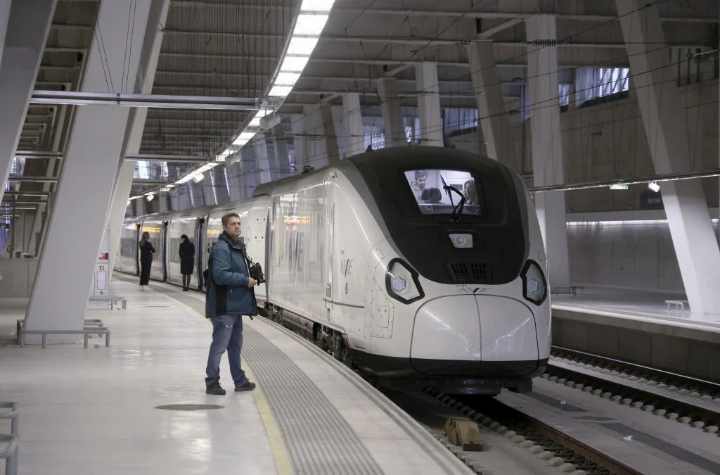 Renfe pagará 132 millones a Talgo para adaptar la mitad de la caótica flota de los trenes Avril y aplaza seis años el cobro de 112 millones por el retraso en la entrega