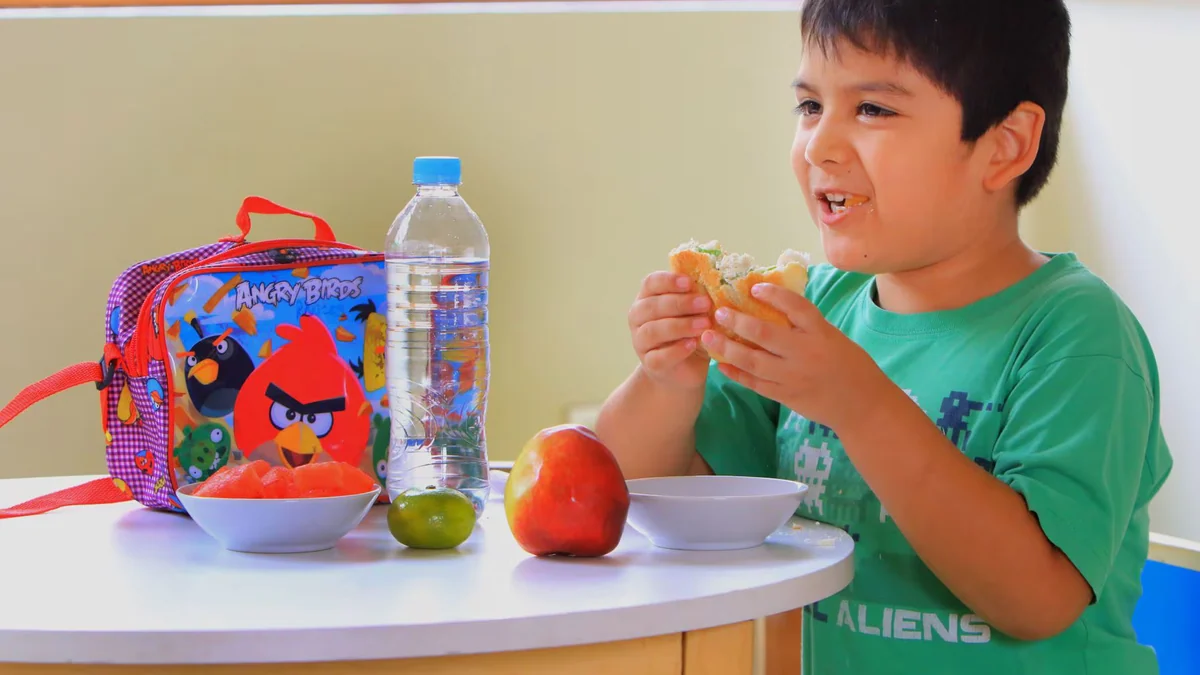 Ocho de cada diez adolescentes consumen productos de paquete: advierten por la relación de los jóvenes con la comida