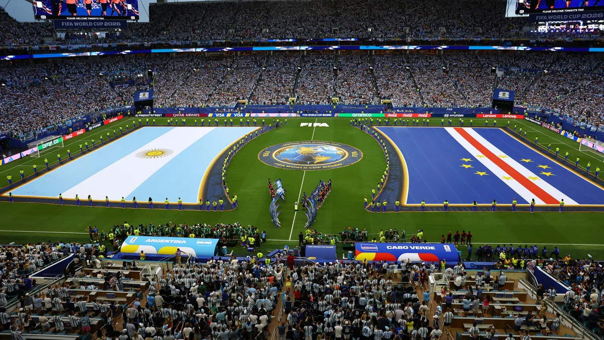 Qué hay detrás de las banderas gigantes y la nueva ceremonia de los himnos en el Mundial