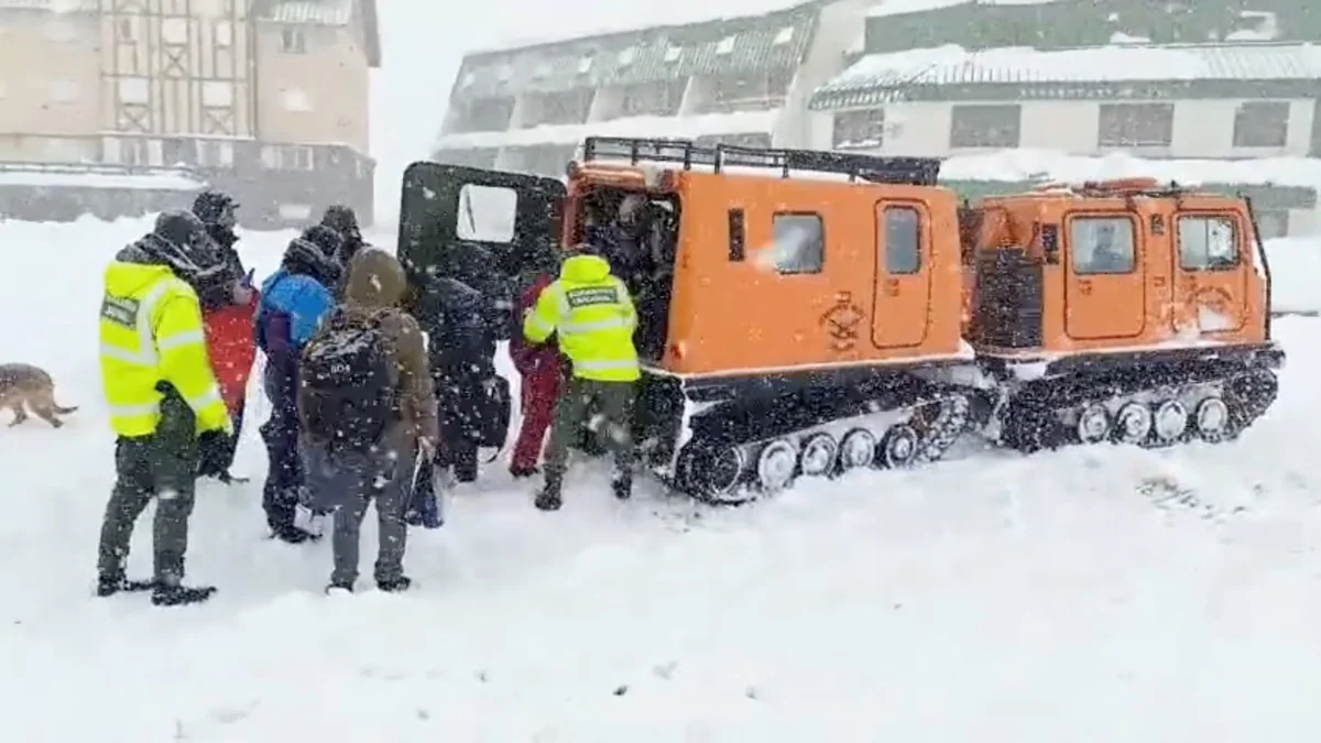 Una familia con un bebé de 4 meses quedó varada por el temporal en Mendoza: “Teníamos la nieve en la cintura”