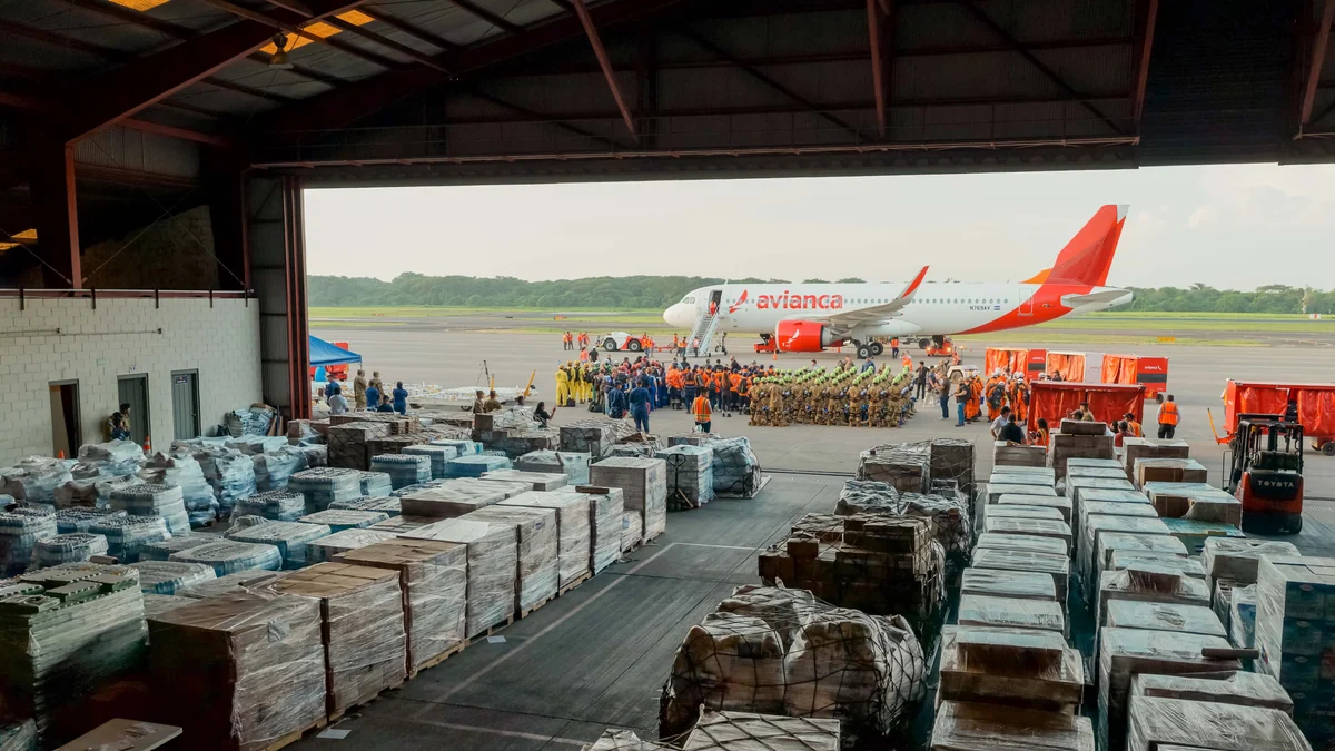 El Salvador envía un séptimo avión a Venezuela con 120 especialistas en rescate