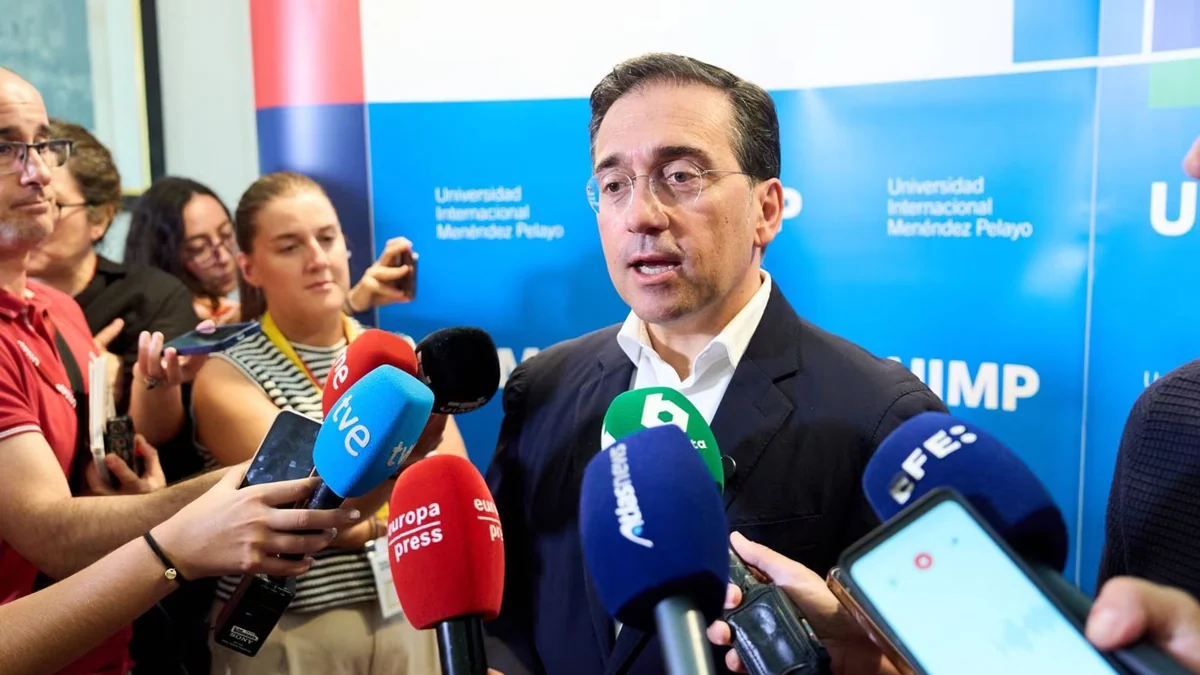 Albares pide dejar explicarse a Zapatero tras ser implicado por su socio en el rescate de Plus Ultra