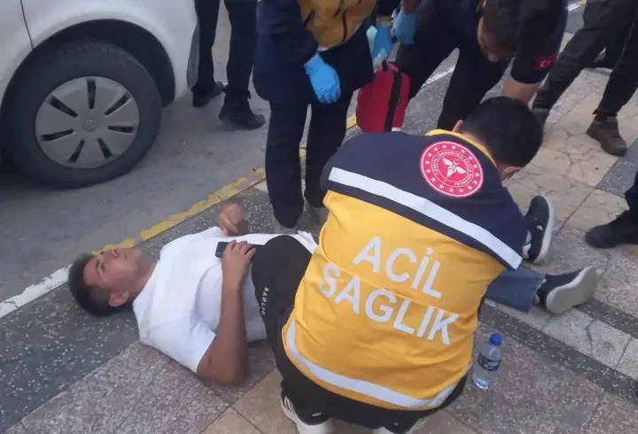Kaldırımda yürürken, 'Neden yan baktın?' tartışmasında bıçakla yaralandı