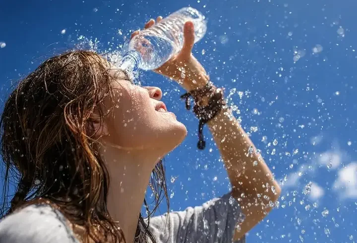 Sağlık Bakanlığı'ndan sıcak hava uyarısı! Yazın su tüketimi ve beslenmeye dikkat