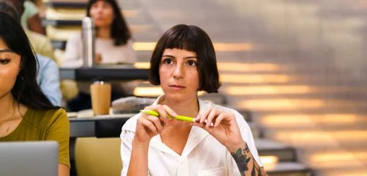 Hochschulen: Geschlechterunterschiede bei Studiengängen: Frauen erreichen Abschlüsse schneller als Männer