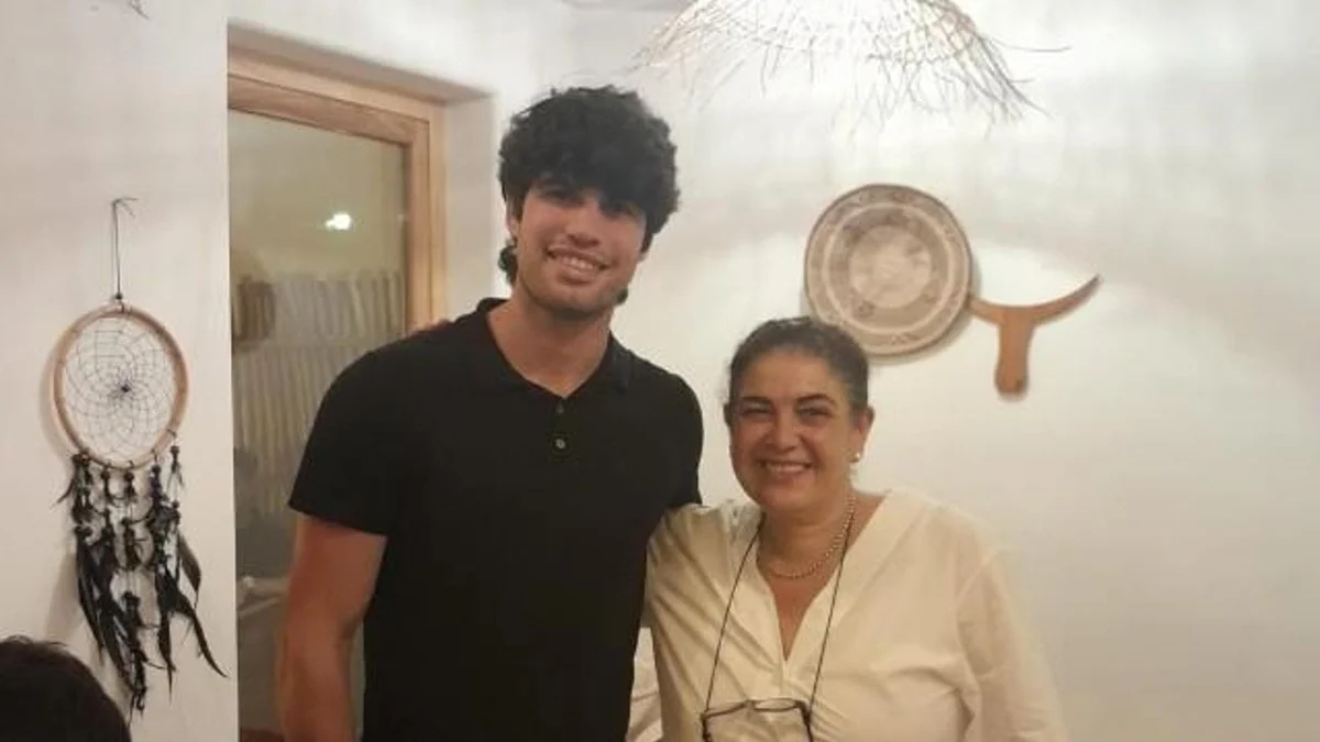 Alcaraz, capelli lunghi e ricci durante la vacanza a Procida. Altro cambio di look per lo spagnolo