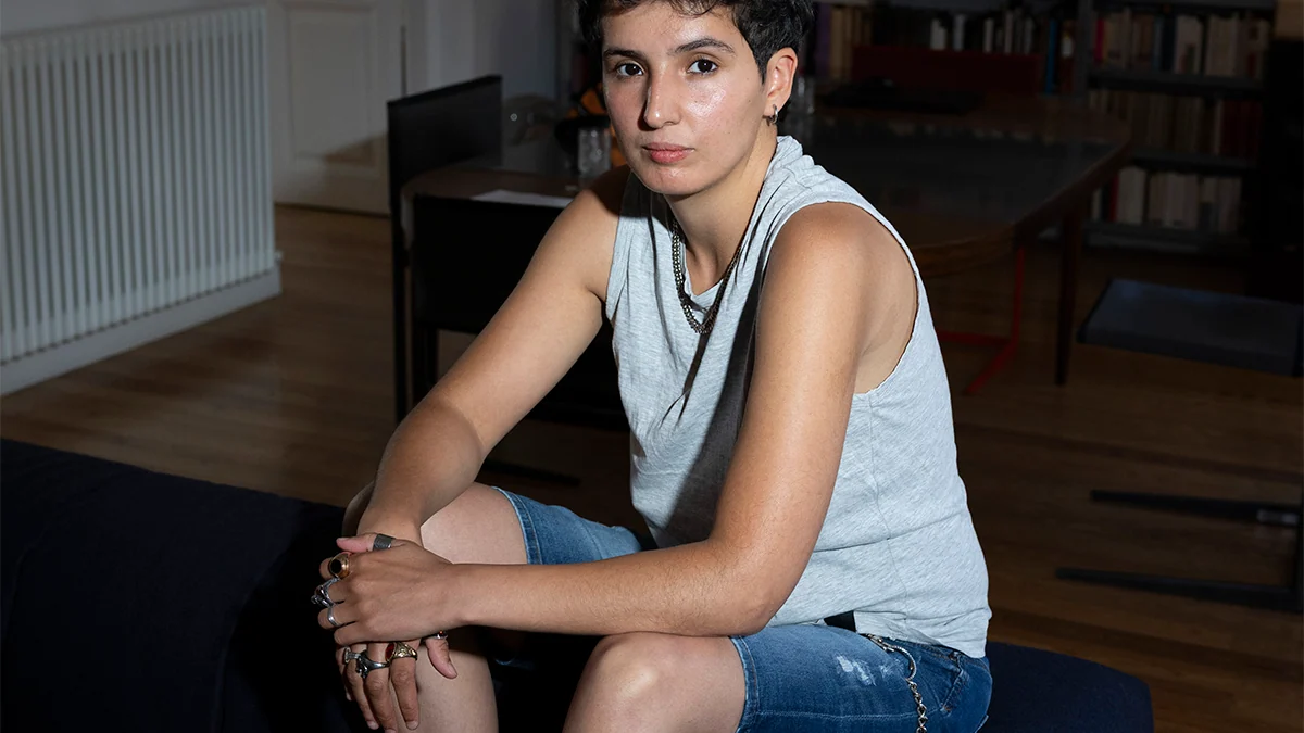 Fatima Daas, la escritora musulmana y lesbiana que revolucionó las letras francesas: "No quiero renunciar ni a mi amor por Dios ni a la homosexualidad"