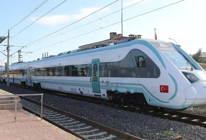 Milli Elektrikli Tren setleri yeni rotasında yolcularla buluşacak