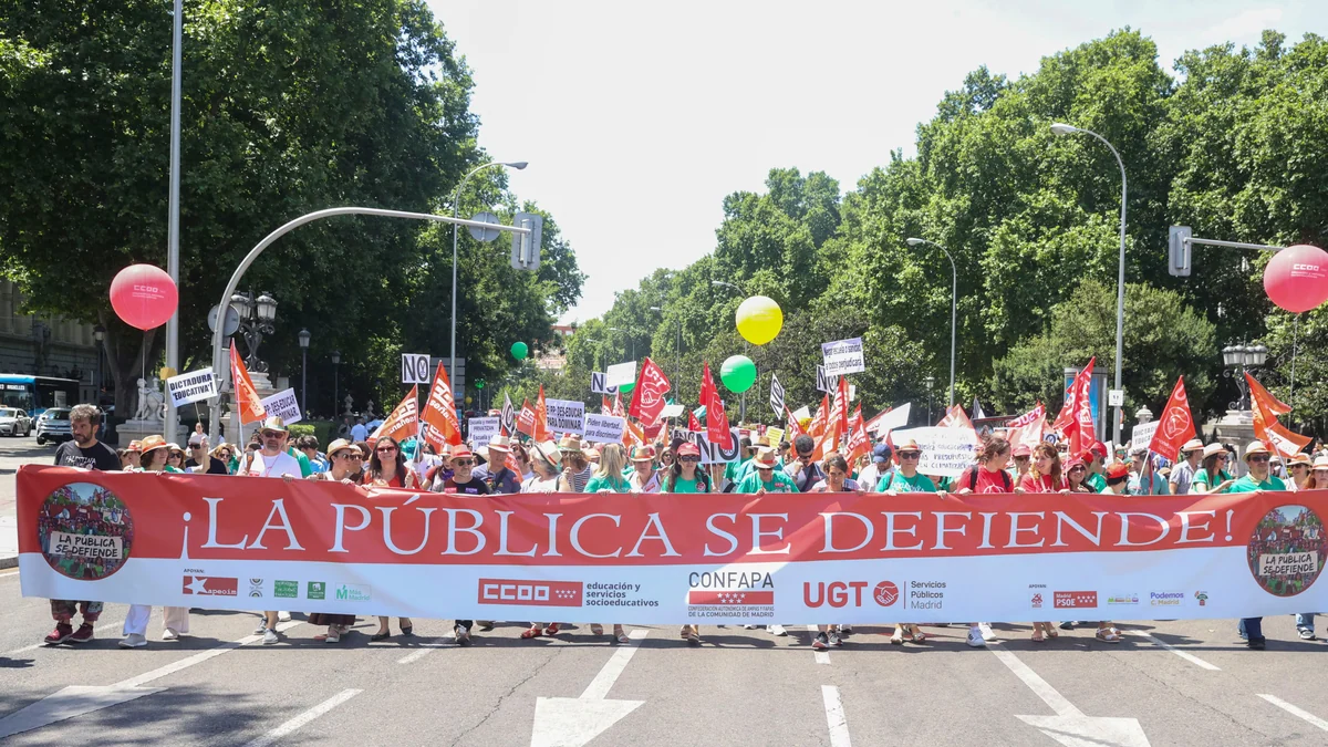 Profesores, alumnos y padres cierran el curso con una manifestación en defensa de la educación pública en Madrid y recuerdan que la vuelta a las aulas empezará con una huelga