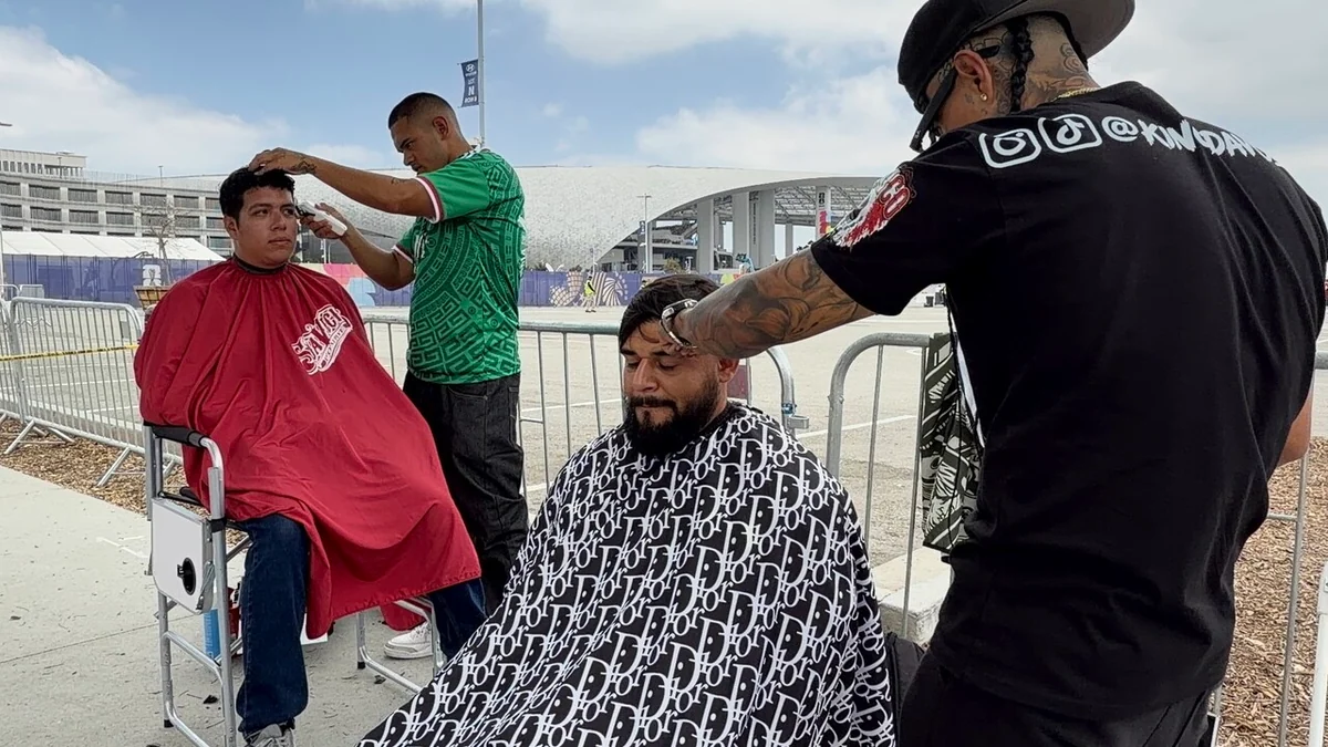 Mondiali: barbieri regalano tagli di capelli e sorrisi in stadio Los Angeles
