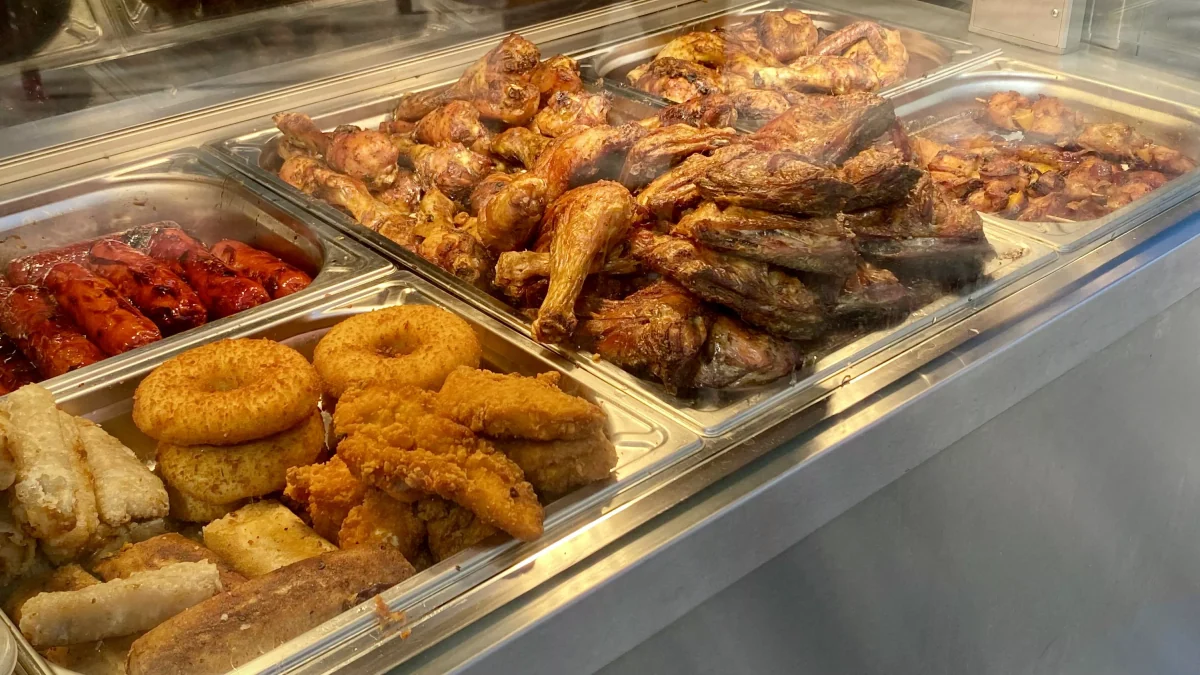 «C’est de la concurrence déloyale» : à Boulogne-Billancourt, le déferlement de fast-foods de poulet déstabilise les commerçants de la place Marcel-Sembat