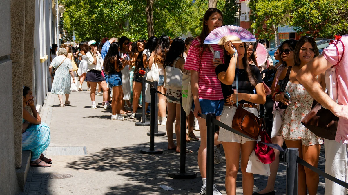 Locura en Madrid por el estreno de un nuevo pintalabios de Selena Gómez: "Hay chicas que llevan desde las cuatro de la mañana haciendo cola para probarlo"