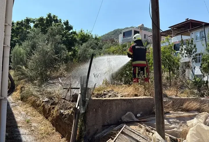 Anamur ilçesinde bahçede çıkan yangın söndürüldü