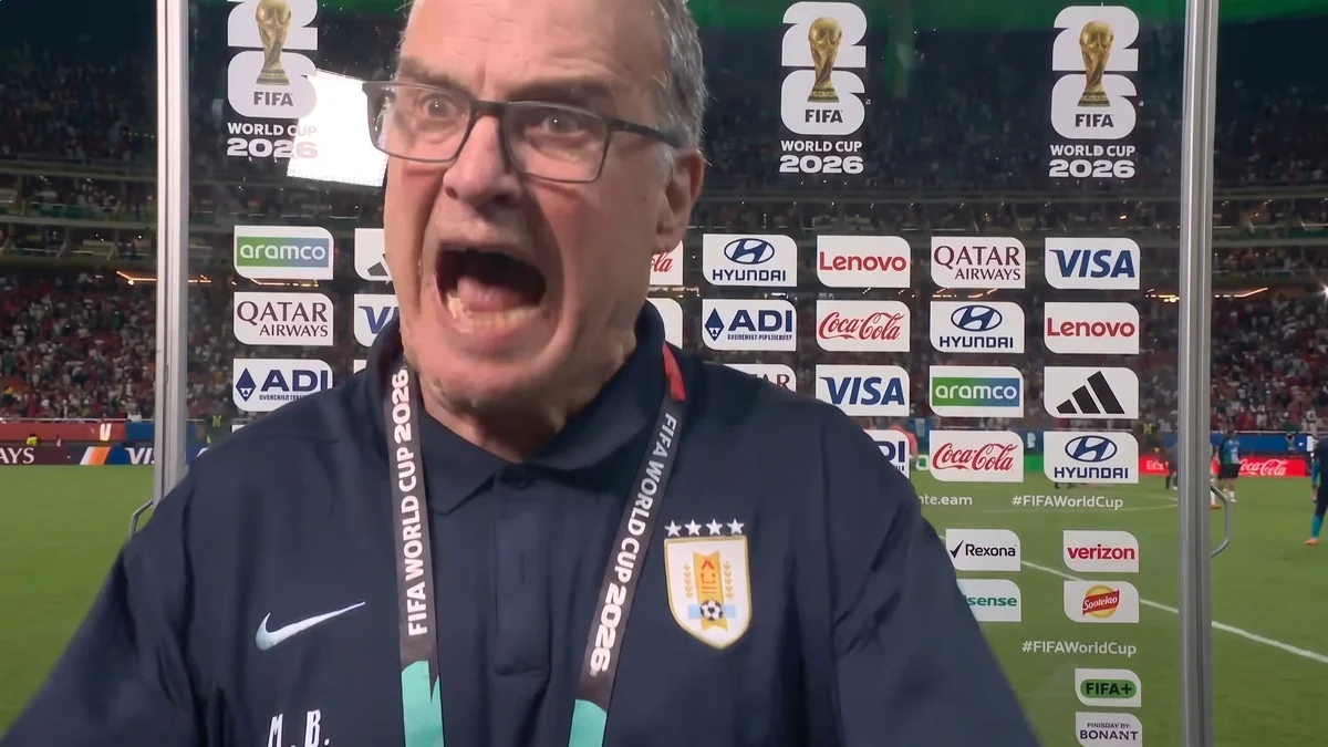 La furiosa reacción del Loco Bielsa antes de una entrevista tras la eliminación de Uruguay en fase de grupos del Mundial