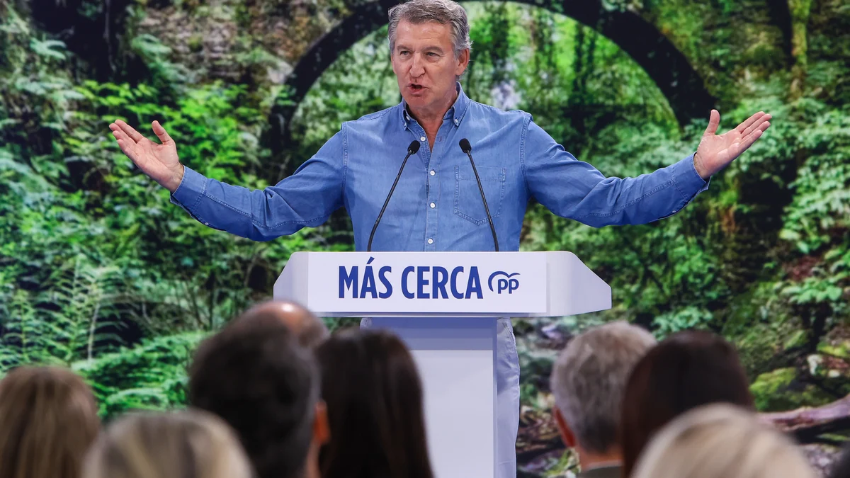Feijóo invoca una España "que se parezca más a su selección" y moviliza a sus alcaldes contra "el saqueo del PSOE"