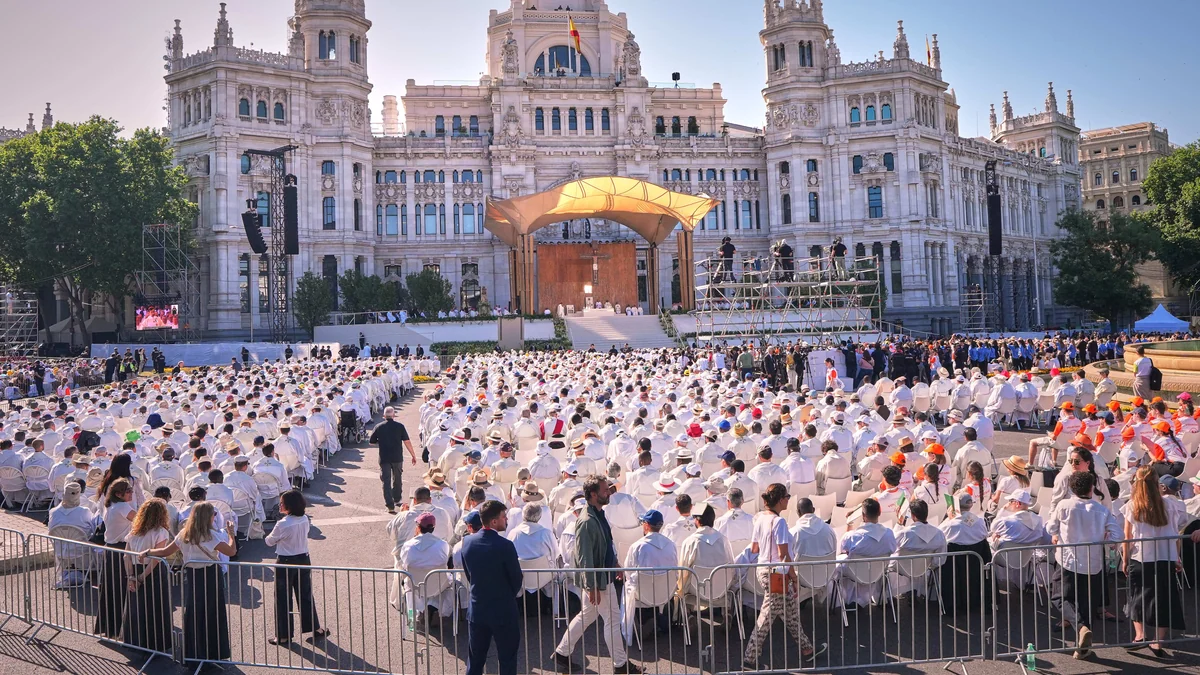 1 million people flood Madrid streets to see the pope's flower-carpeted procession