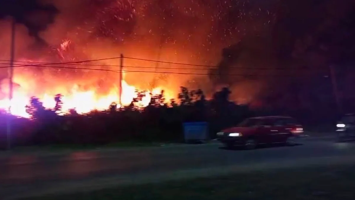 Un voraz incendio de pastizales puso en riesgo a varias viviendas de Paraná y desplegaron un gran operativo