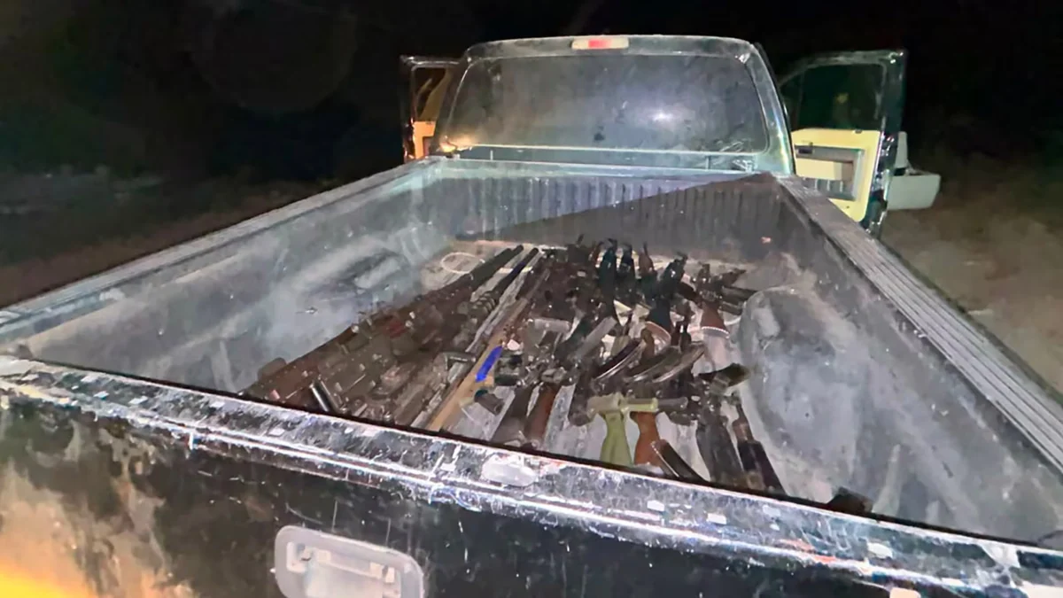 Camioneta abandonada en Badiraguato ocultaba un arsenal de guerra con ametralladoras antiaéreas, lanzagranadas y un fusil Barret
