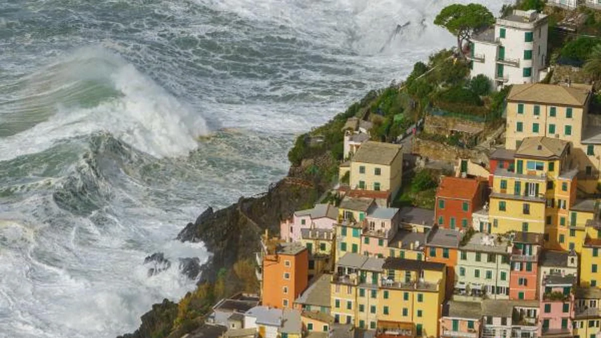 La sfida delle Cinque Terre per salvare dal mare i borghi a rischio estinzione