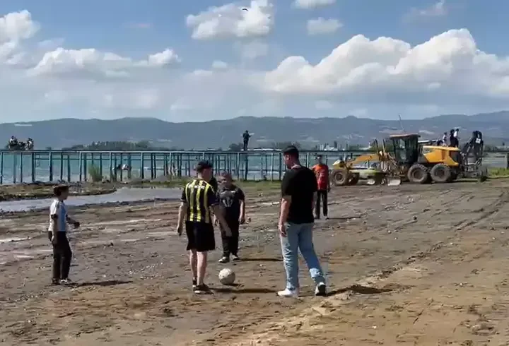 İznik Gölü’nde iskelenin karada kaldığı alan, çocuklara futbol sahası oldu