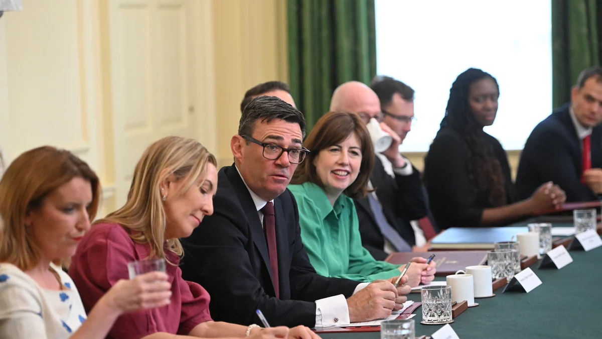 Burnham pide a sus ministros un “cambio de prioridades” y medidas que alivien el coste de la vida de los británicos