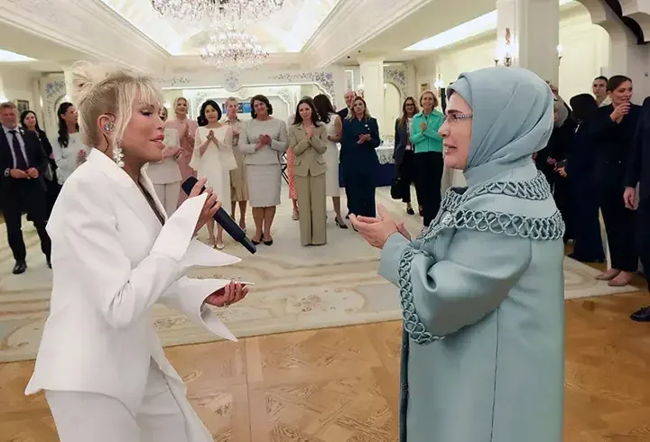 Süperstar Ajda Pekkan bu kez şarkılarını First Lady'ler için söyledi
