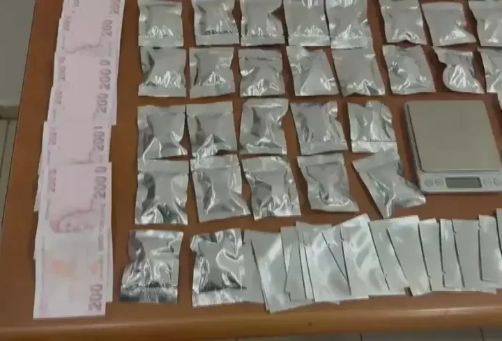 Küçükçekmece'de denetimde durdurulan şüphelinin üzerinden uyuşturucu çıktı