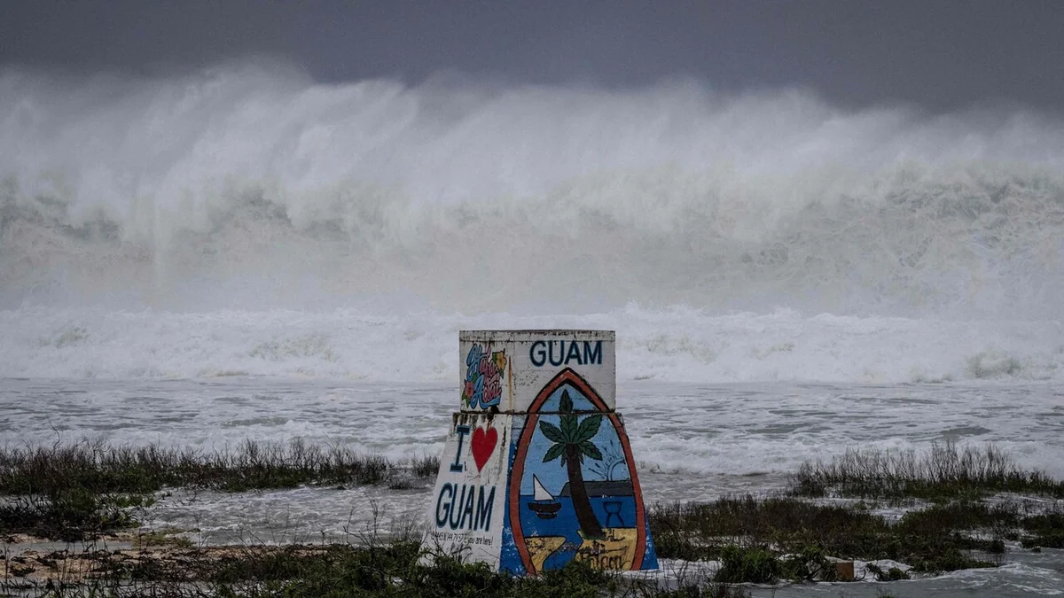 Il tifone Bavi si avvicina a Guam e alle Marianne, raffiche fino a 315 km/h
