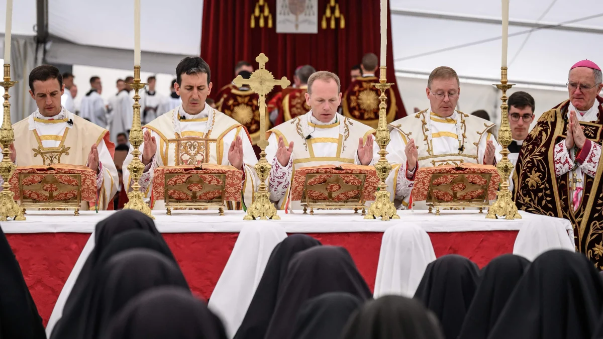 Schisma in der Weltkirche: Piusbrüder stellen sich gegen Papst und weihen Bischöfe
