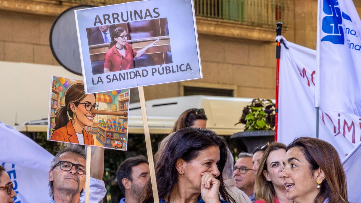 Mónica García busca luz verde al Estatuto Marco en el próximo Consejo de Ministros con los médicos en pie de guerra