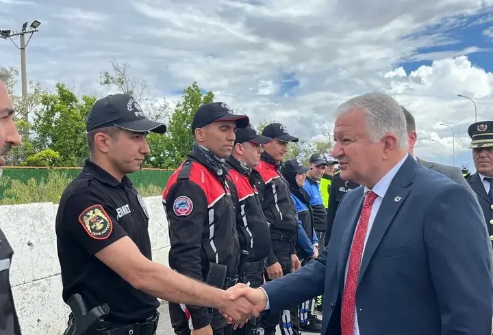 Aksaray'da Vali Murat Duru, uygulama noktasında vatandaşlarla bayramlaştı