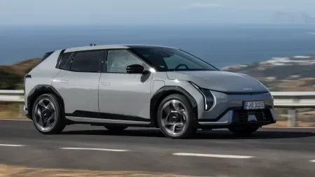 Kia EV4 Modelljahr 2027: Dual-Motor-AWD und 22-kW-On-Board-Charger