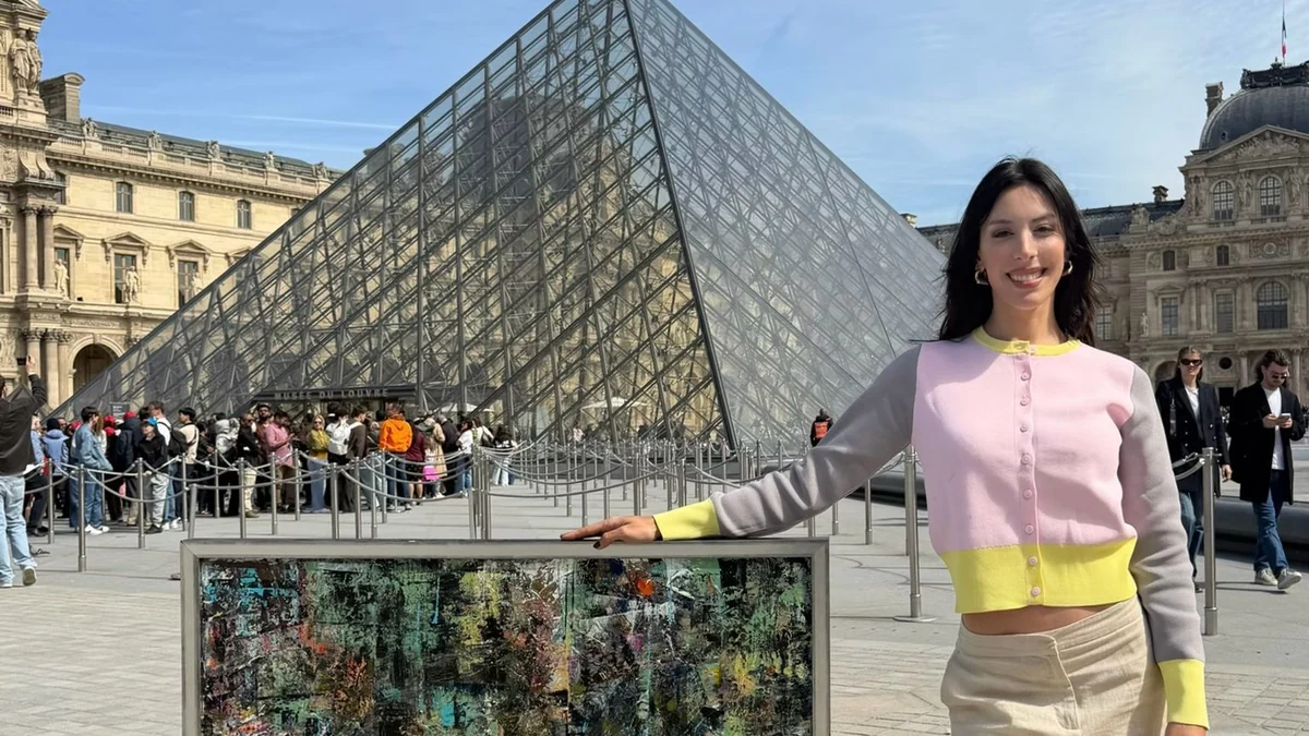 Elena Olmos, la joven artista española que conquistó el Louvre: "Cada vez que alguien me compra una obra, está comprando mi libertad de ser artista"