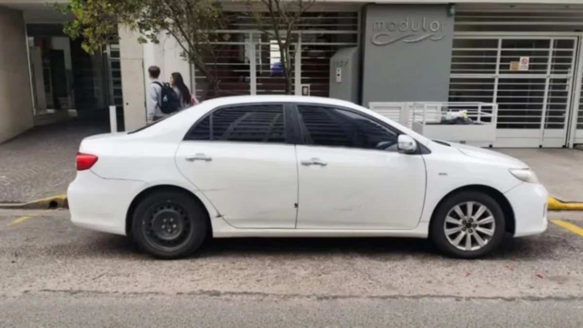 Un jubilado se bajó del auto para saludar a su hijo y dos delincuentes le robaron a mano armada en Mar del Plata