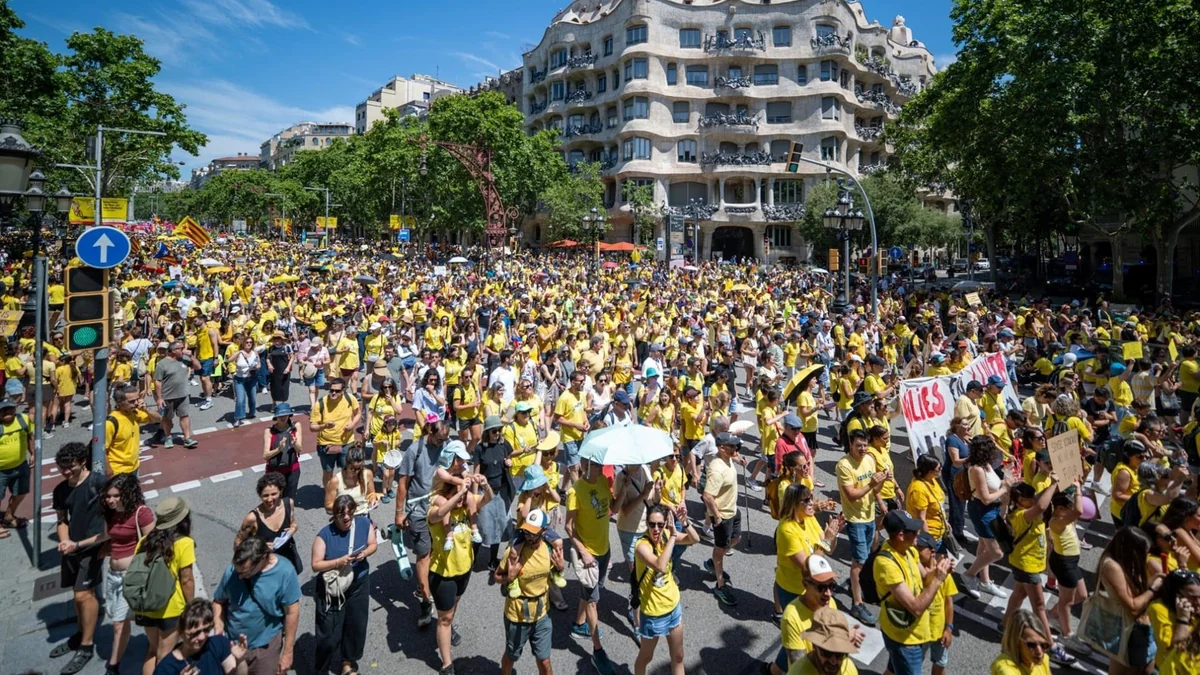 Gran movilización de los docentes catalanes contra Illa y la consejera Niubó al grito de "¡dimisión!"
