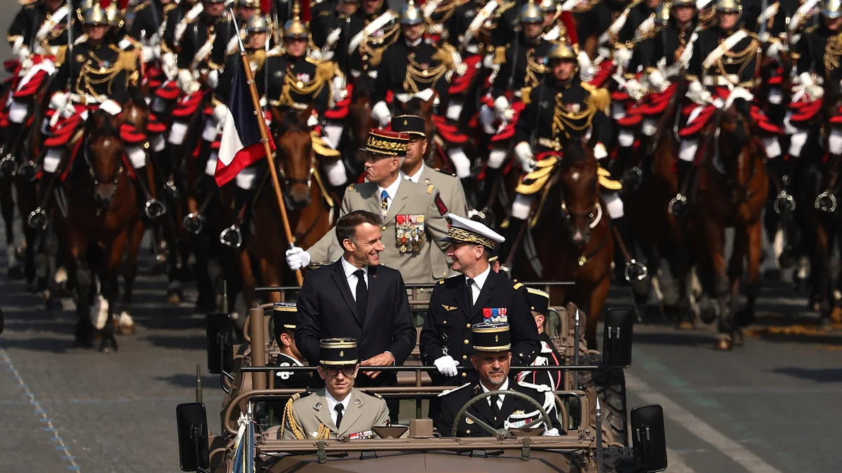 Macron pasa revista a soldados de 35 países en el desfile del "despertar estratégico" de Europa