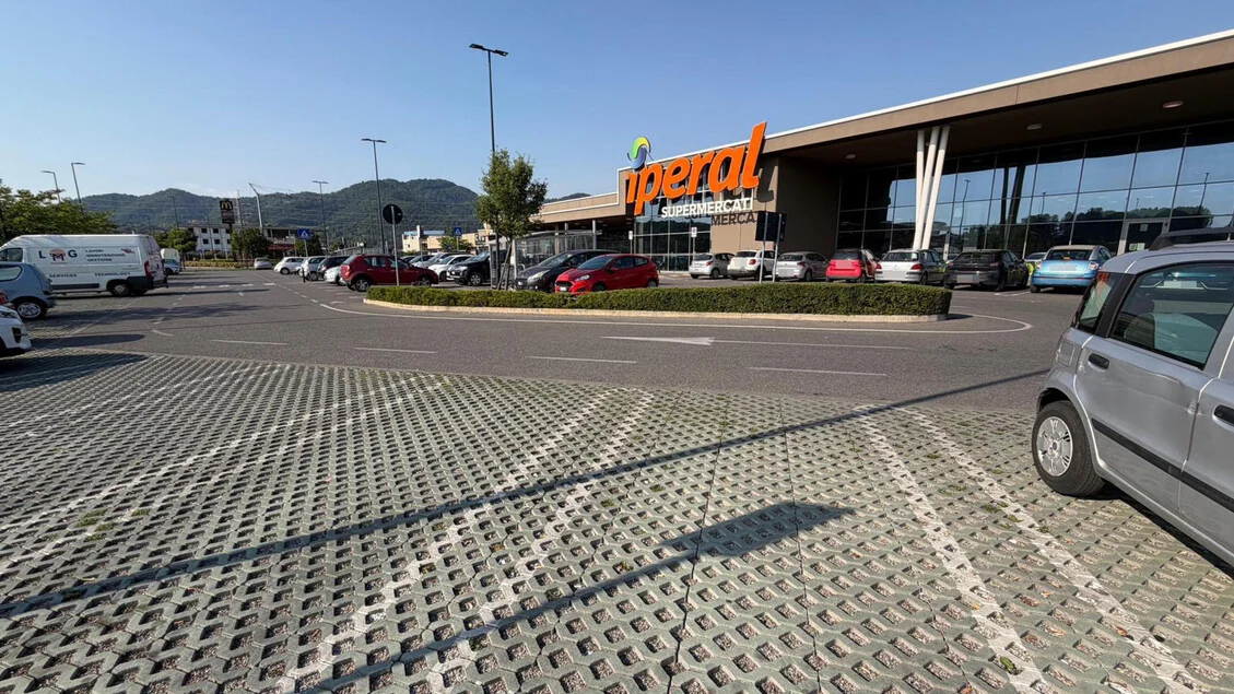 Pedone ferito al petto con colpo di fiocina sparato da un'auto