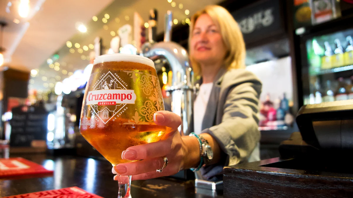 El consumo de cerveza se mantiene estable pero cae un 4,4% entre los españoles