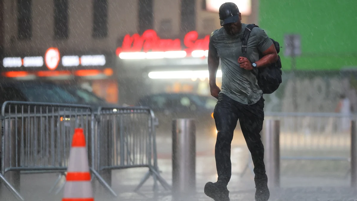 Las inundaciones paralizaron Nueva York: caos en las calles, rescates y suspensión de vuelos tras la tormenta