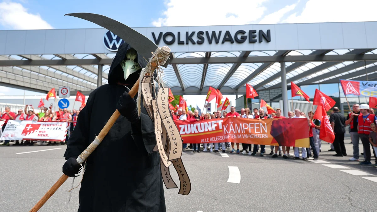 Autokonzern in der Krise: Die VW-Beschäftigten müssen weiter zittern
