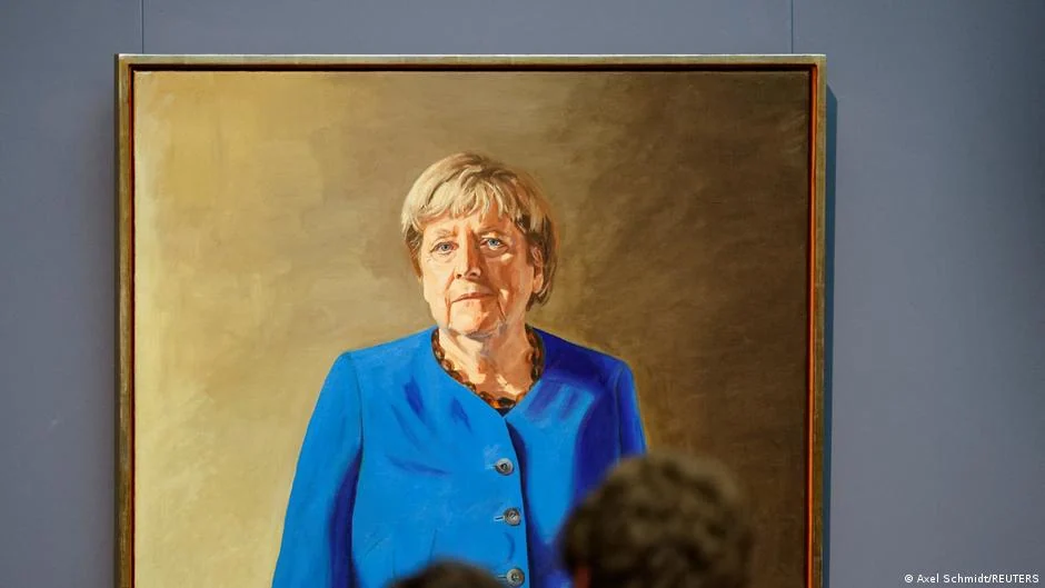Angela Merkel Başbakanlık binasına geri döndü